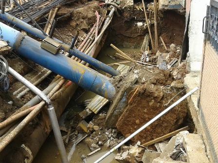 Pondasi Tak Sesuai Jadi Penyebab Reklame di Tendean Roboh