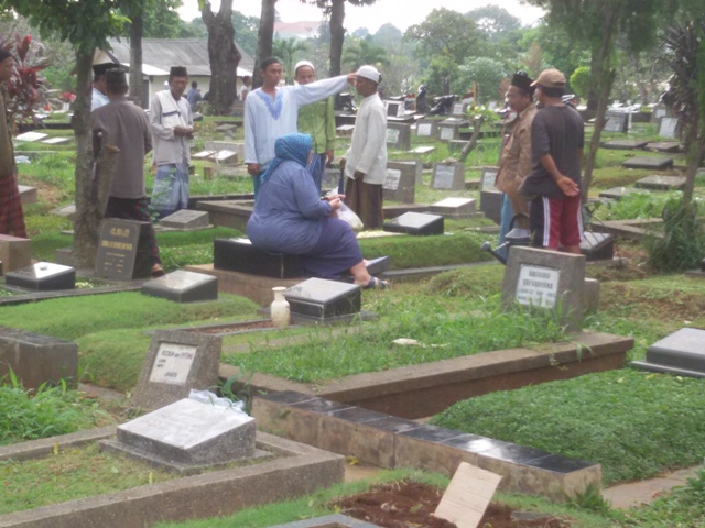 Jelang Ramadan, TPU Jeruk Purut Diserbu Penjaja Dadakan