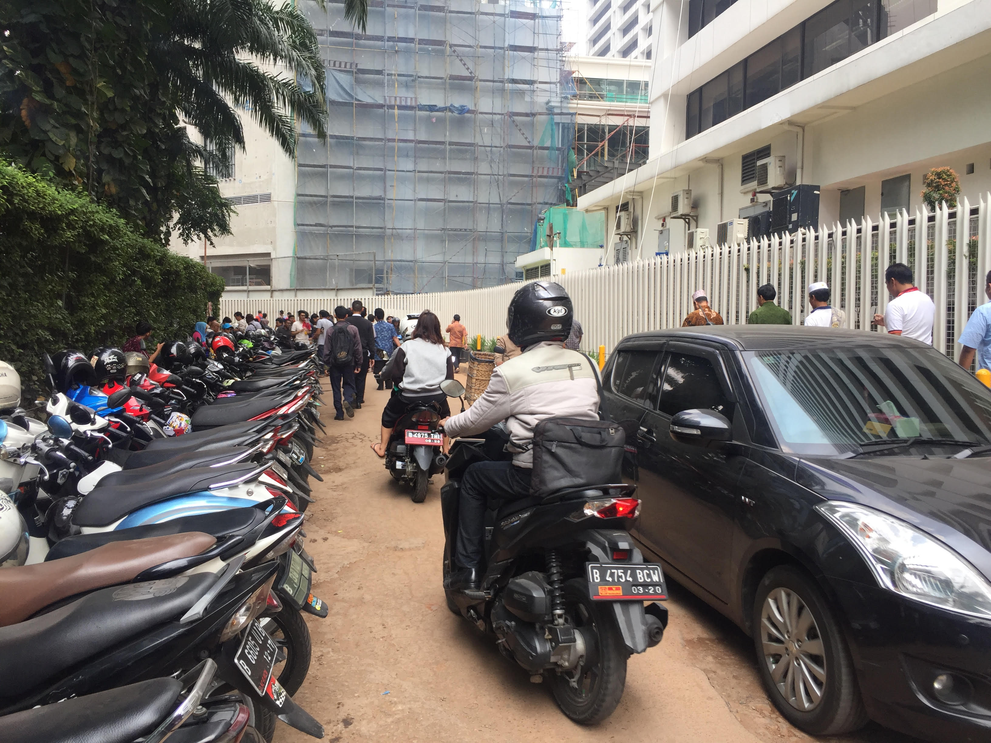 Menelusuri Jalan Alternatif di Sudirman