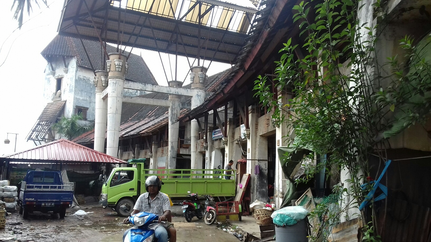Pasar Induk Jodoh Sepi Ditinggal Pembeli