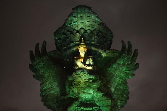 Patung Garuda Wisnu Kencana (GWK) erbahan perunggu ini merupakan karya pematung Nyoman Nuarta
