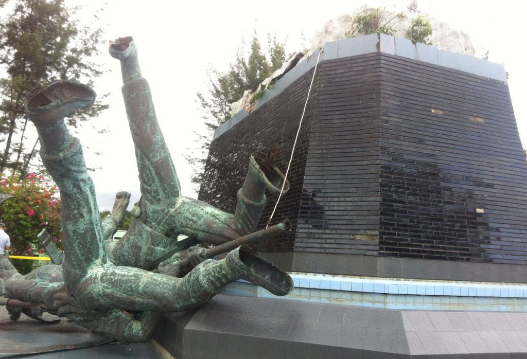 Patung Monumen Perjuangan Rakyat Balikpapan Roboh
