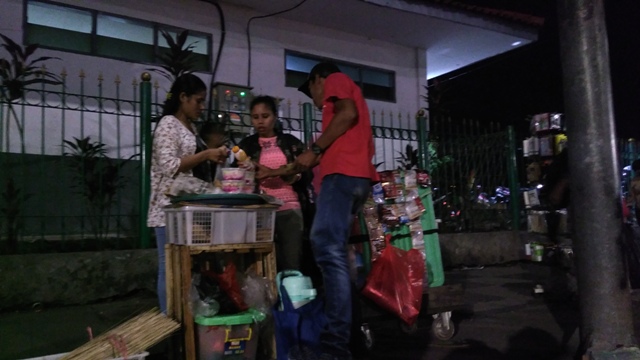 Kesemrawutan Trotoar Stasiun Pasar Minggu