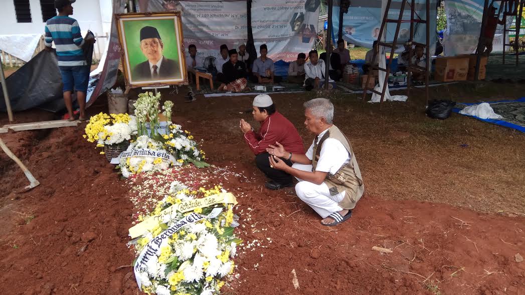 Pelayat Masih Berdatangan ke Pusara KH Hasyim Muzadi