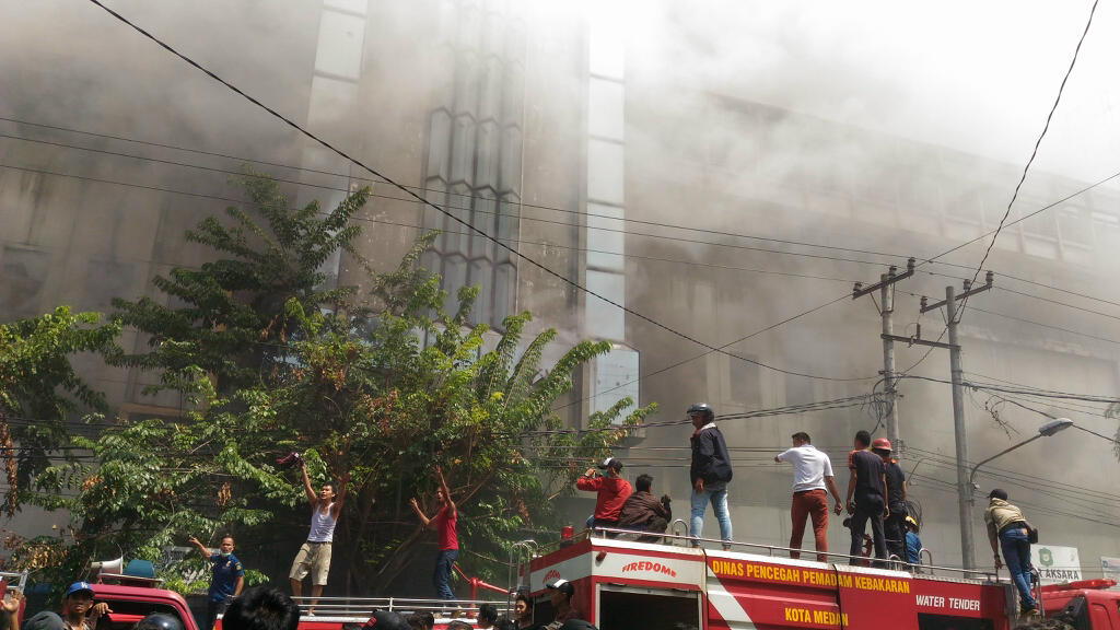 Pemilik Kios Nekat Masuk Plaza yang Terbakar