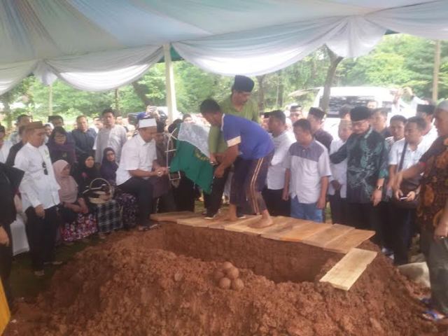 Sejumlah Pejabat Antarkan Husni ke Tempat Peristirahatan Terakhir