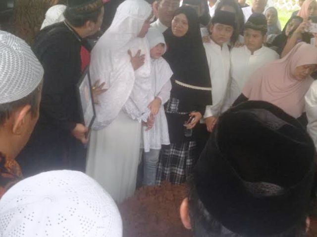 Isak Tangis Iringi Pemakaman Husni Kamil