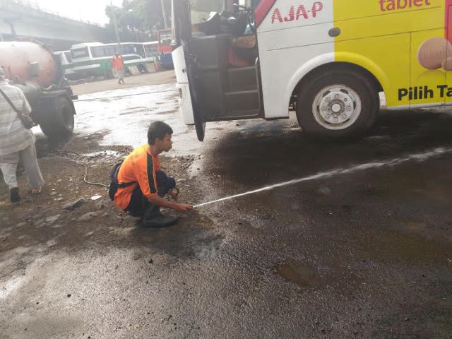 Lokasi Ledakan Bom Kampung Melayu Mulai Dibersihkan