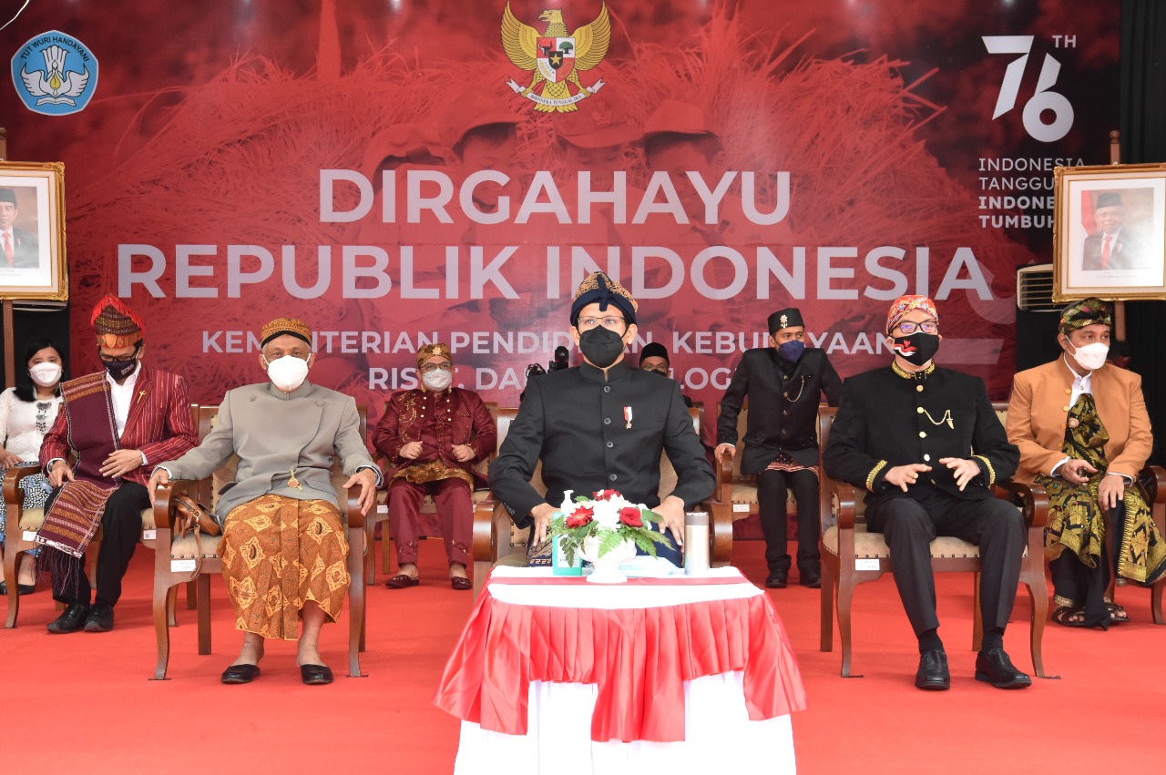 Mengintip Pakaian Adat Nadiem dan Pejabat Kemendikbud di Upacara HUT ke-76 RI