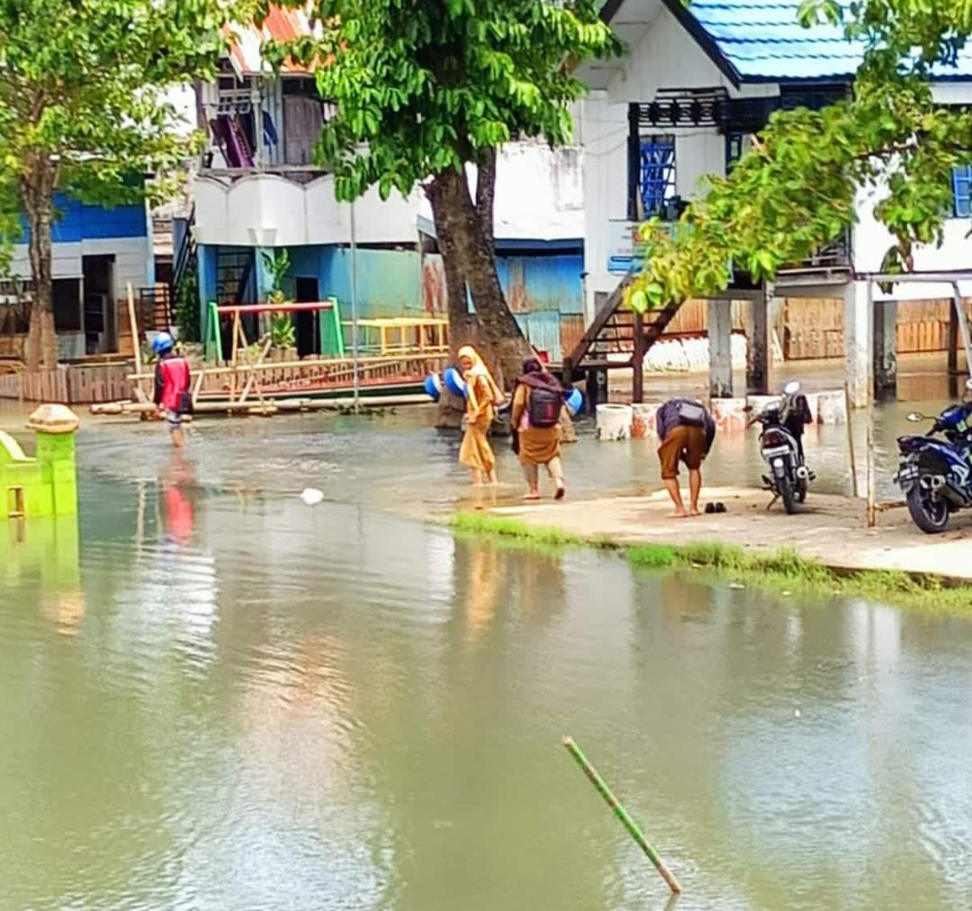 Kisah Haru Guru Perahu, Kembangkan Layar Antarkan Asa Belajar