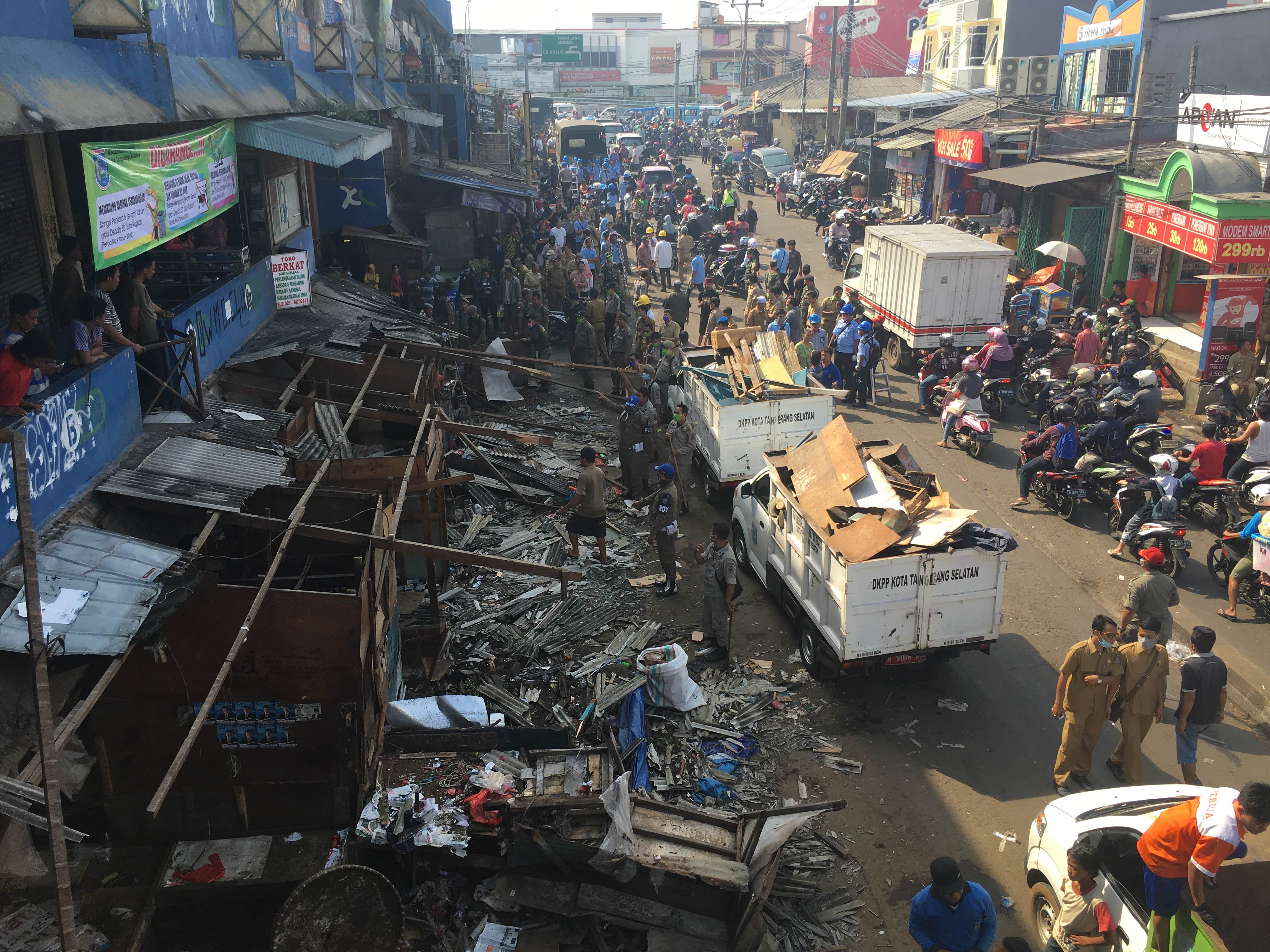Penertiban PKL Pasar Ciputat Hasilkan 60 Ton Sampah