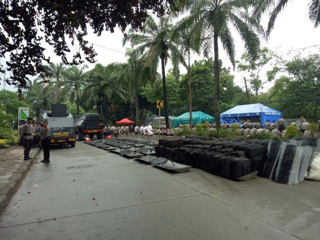 Jalan Menuju Kebun Binatang Ragunan Ditutup Total