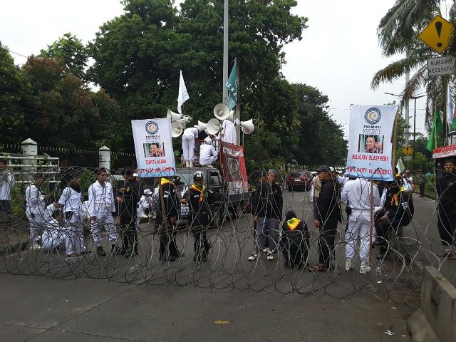 Jalan Menuju Kebun Binatang Ragunan Ditutup Total