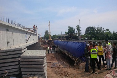 Buruh Bekerja 24 Jam, Kebut Penyelesaian Jembatan