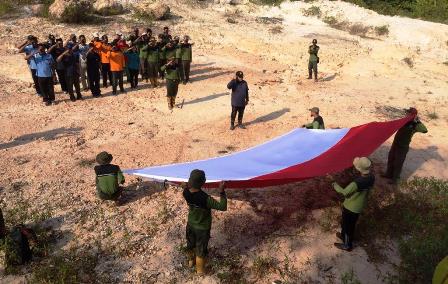 Merah Putih Berkibar dari Dasar Laut di Karimunjawa