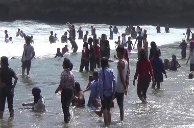 Gelombang Tinggi tak Kurangi Niat Pengunjung Berwisata ke Pantai Baron