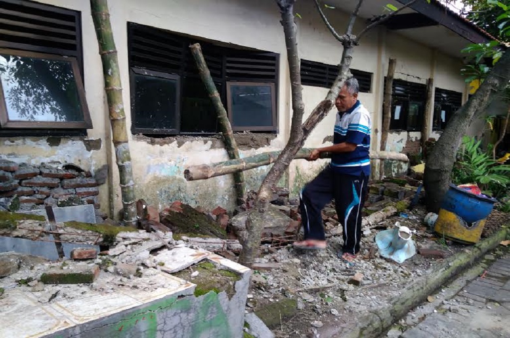 Dinding Pembatas Sekolah Ambruk saat Siswa tengah Belajar