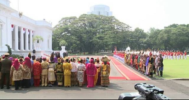 Presiden Lithuania Diarak Menuju Istana