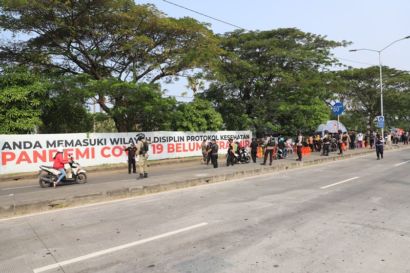 Cegah Penyebaran Covid-19, Pengendara Melintas di Suramadu Ditempel Stiker Khusus