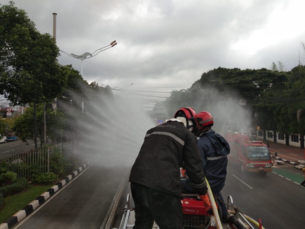 Jalan Protokol di Jaktim Disemprot Disinfektan