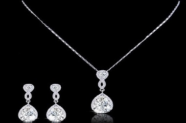 Elegan, Iriana Pilih Perhiasan Berdesain <i>Teardrop</i> untuk Pernikahan Gibran-Selvi