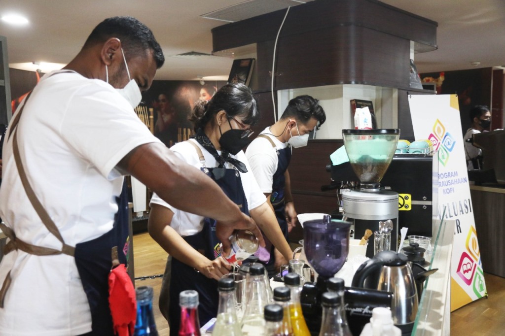 Pemandangan Langka, 20 Barista Unjuk Gigi di Perpusnas
