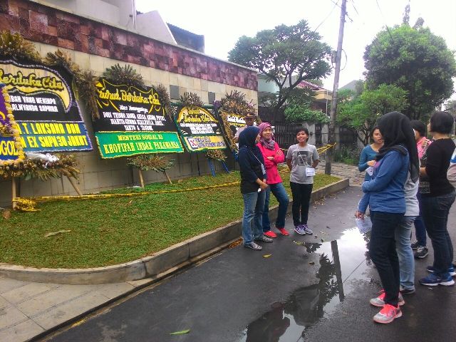 Polwan Memerankan Korban dalam Pra-rekonstruksi Perampokan
