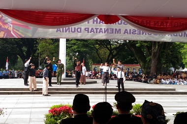 Ratusan Pemuda Berkumpul di Balai Kota Bandung
