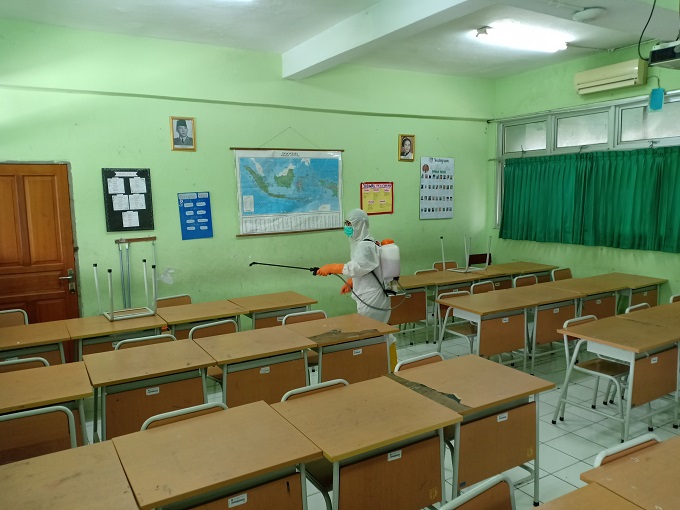 4 Sekolah di Jakarta Pusat Disemprot Disinfektan