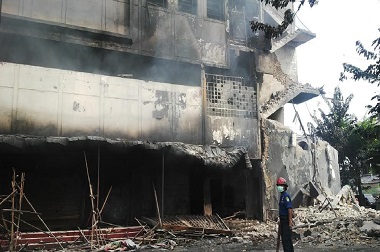 Terbakar Lebih 20 Jam, Tangga Bangunan Buana Plaza Ambruk