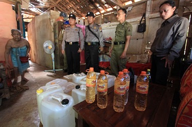 Ratusan Liter Ciu Ditemukan di Rumah yang Ditempati Seorang Nenek