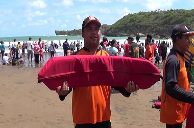 Libur Iduladha, Petugas Pantai Baron Bersiaga Awasi Pengunjung