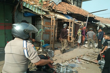 Warga Jarah Besi Bekas di Lokasi Kebakaran Pasar Junjang Cirebon