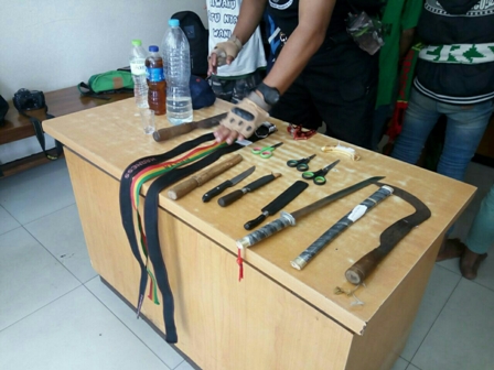 Belasan Bonek Terciduk Membawa Senjata Tajam dan Miras