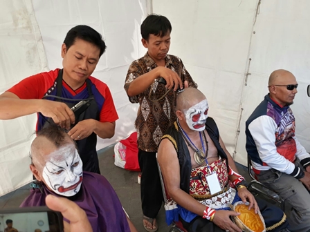 Relawan di Solo Bentangkan Kain Raksasa Bergambar Jokowi