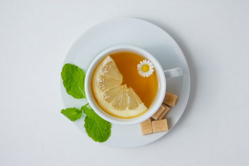 Teh lemon baik untuk meredakan sakit tenggorokan. Foto: Pexels.com