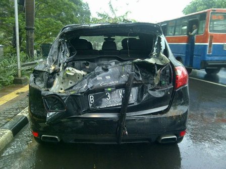 Pohon Tumbang di Jalan Sudirman Timpa Porsche Cayenne