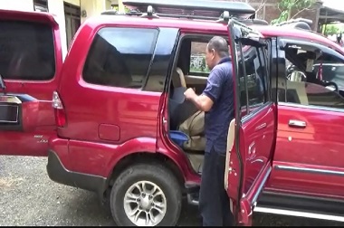 Minibus Bermuatan Miras Dihentikan Polisi, Seorang Ibu Pingsan