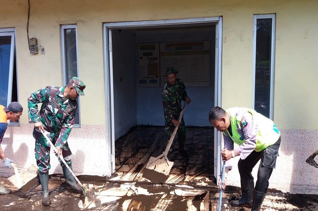Polres dan TNI Bersihkan Tumpukan Material Longsor di Lumajang