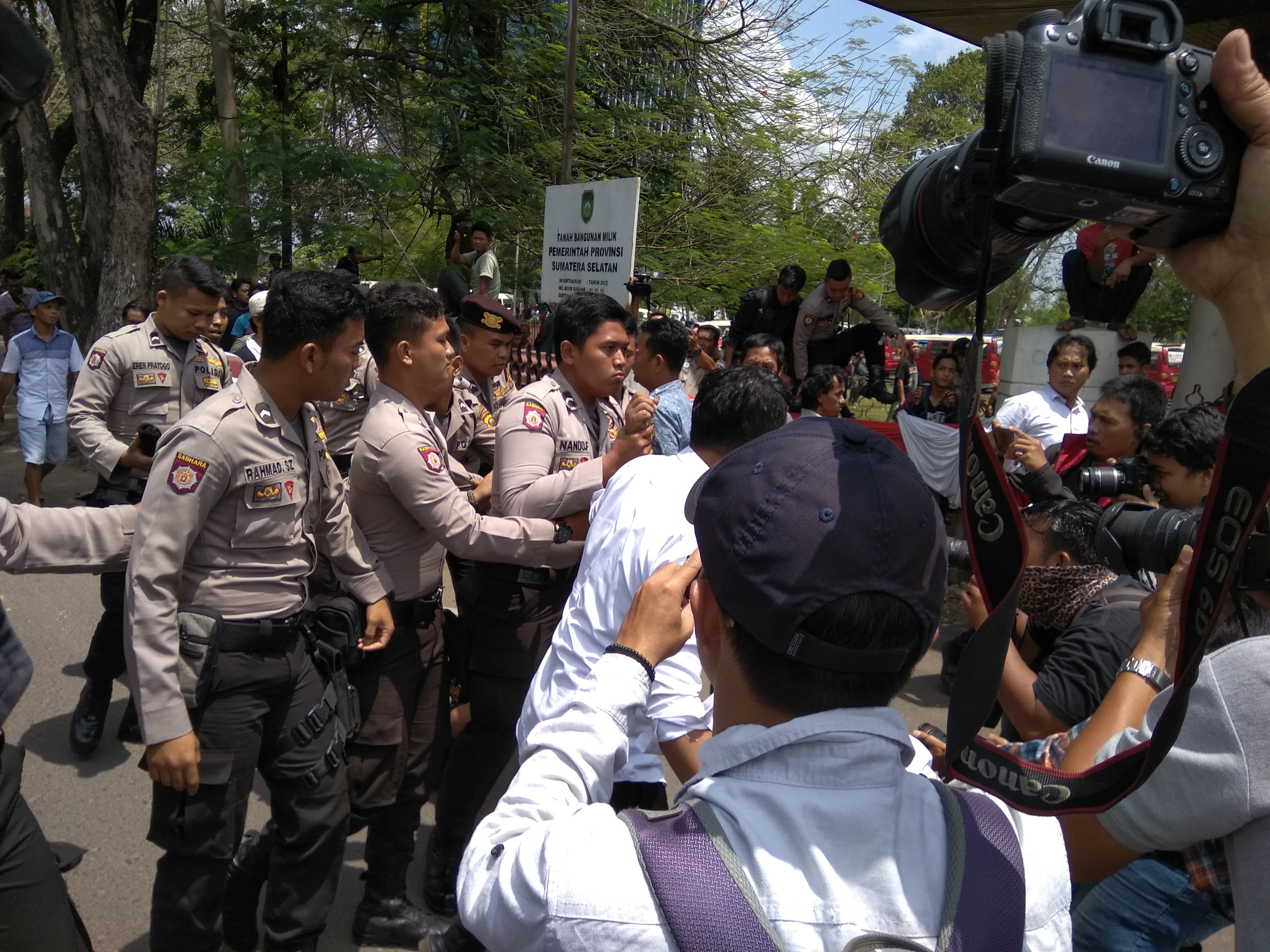 <i>Sweeping</i> Taksi Ricuh, Polisi Lepas Tembakan