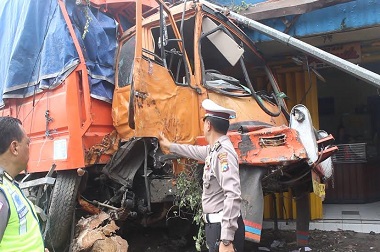 Truk Gandeng Tabrak Halaman Toko Emas di Jombang  