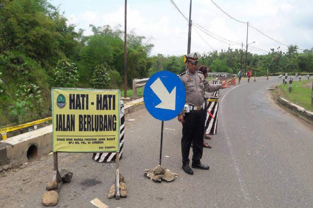 Jalur di Perbatasan Cirebon - Kuningan Ambles