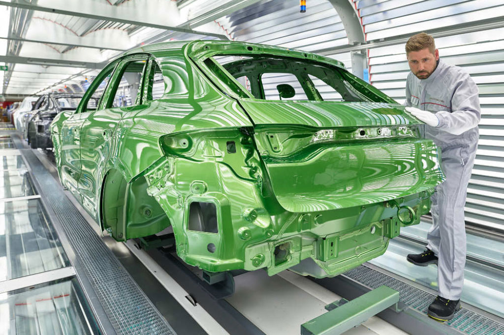 New Porsche Macan Masuk Lini Produksi