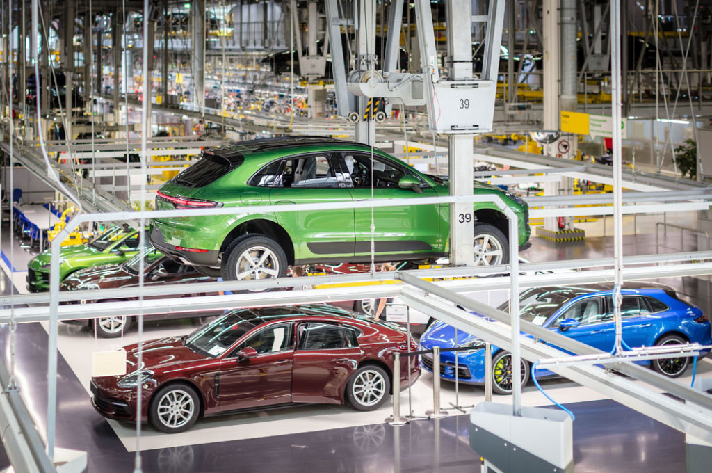 New Porsche Macan Masuk Lini Produksi