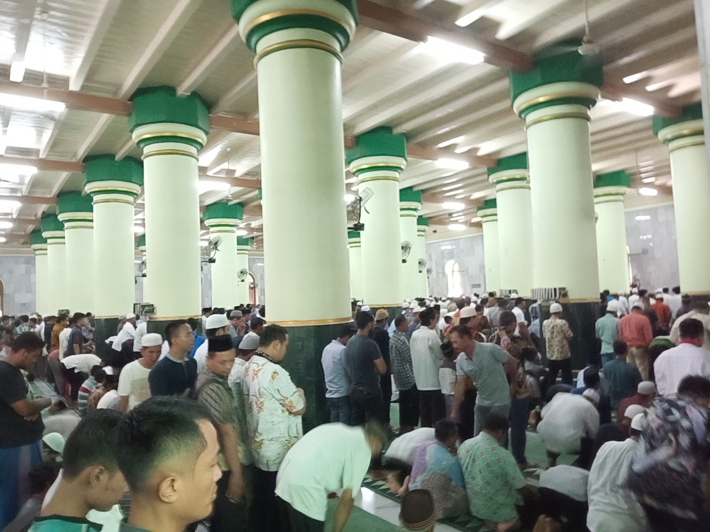 Prabowo Salat Jumat di Masjid Kauman Semarang