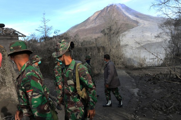 Warga Rusak Portal untuk Masuk Zona Merah Sinabung