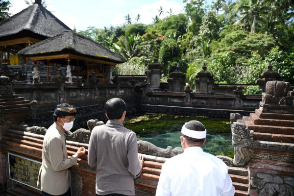 Presiden Joko Widodo menekankan pentingnya pemeliharaan aset budaya ketika berkunjung ke cagar budaya Pura Tirta Empul, Kabupaten Gianyar, Provinsi Bali. Dok. Biro Setpres