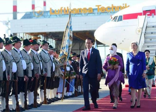 Tiba di Jerman, Jokowi Disambut Sebuket Kembang dan Kemeriahan Masyarakat Indonesia