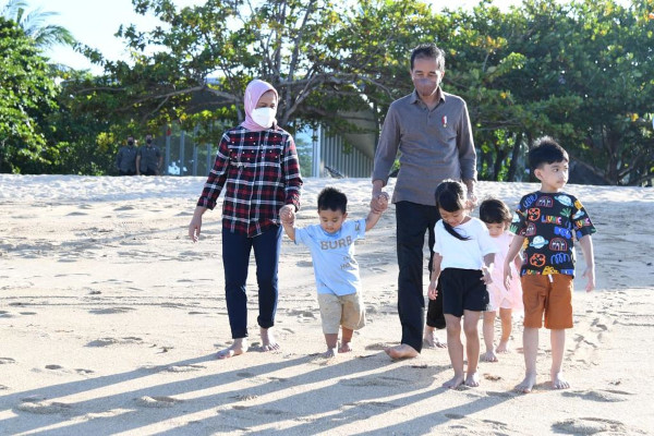 Presiden Jokowi dan cucunya menikmati Pantai Nusa Dua Bali. Dok. Setpres