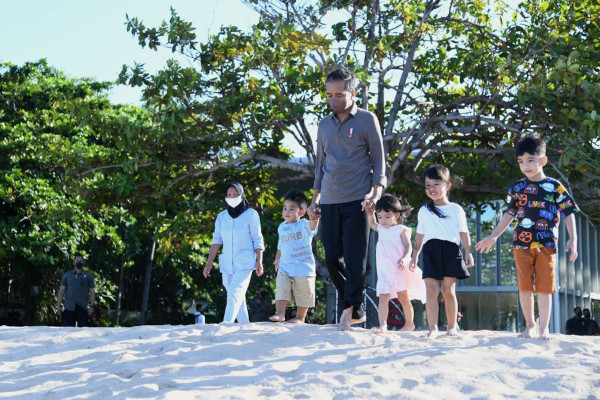 Presiden Jokowi dan cucunya menikmati Pantai Nusa Dua Bali.Dok. Setpres